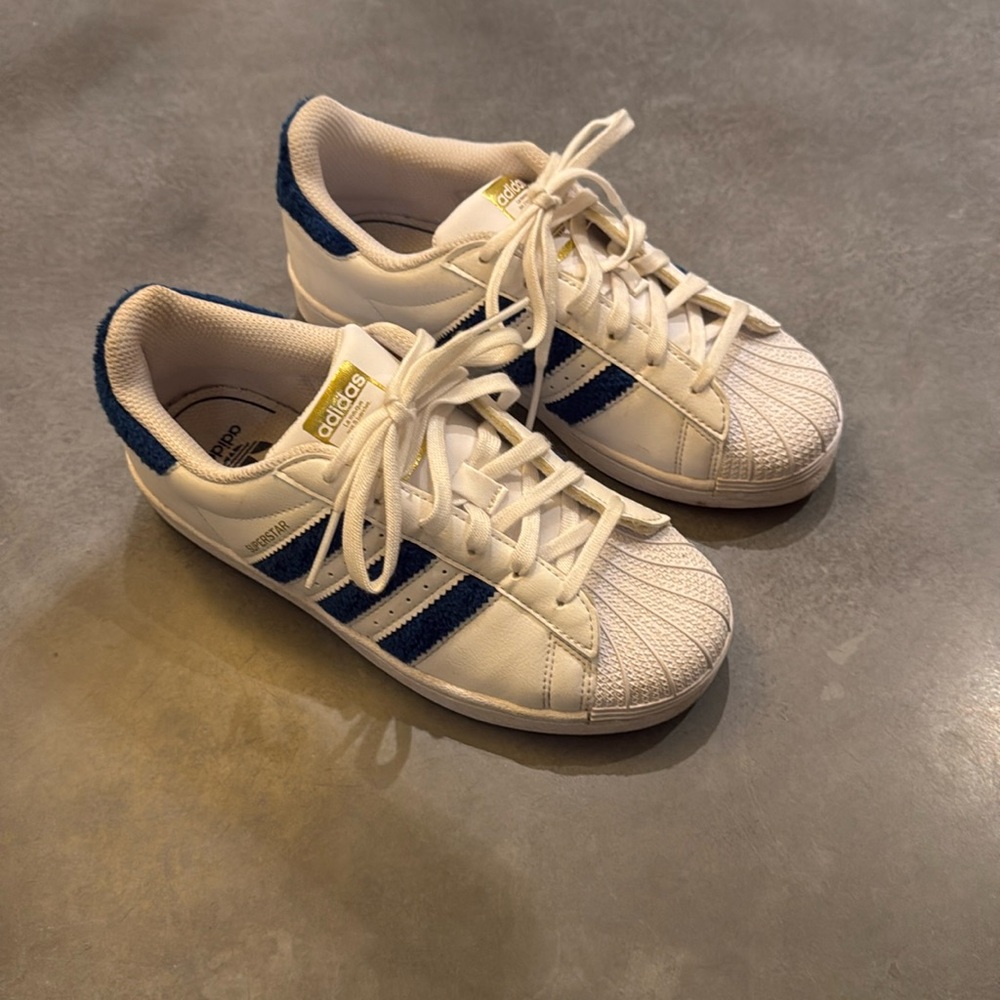 Blue and white striped Adidas sneaker with fuzzy heel Detail